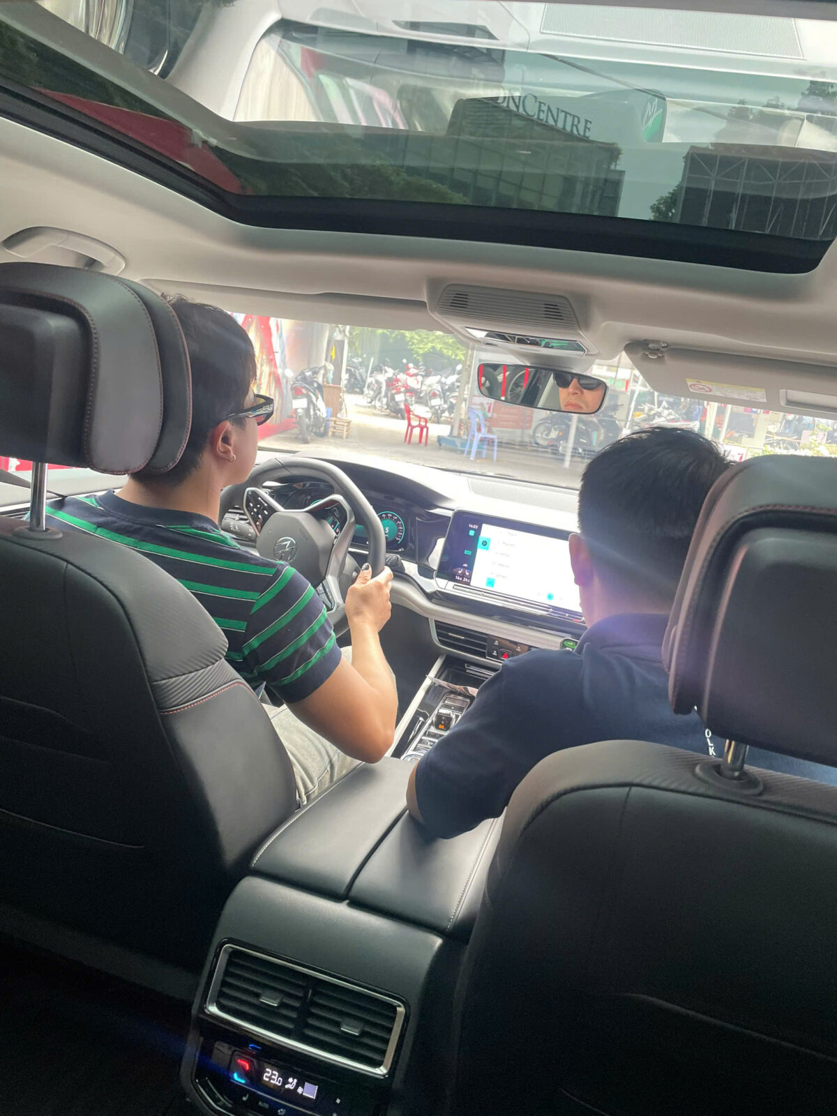 Sự Kiện Trưng Bày & Lái Thử Volkswagen Tại Saigon Centre 2026 | Hàng Trăm Khách Hàng Trải Nghiệm Teramont Pro & Viloran 11 z7928249854917 4f3e63dd13df0ccfe9b6b4a20f54b885