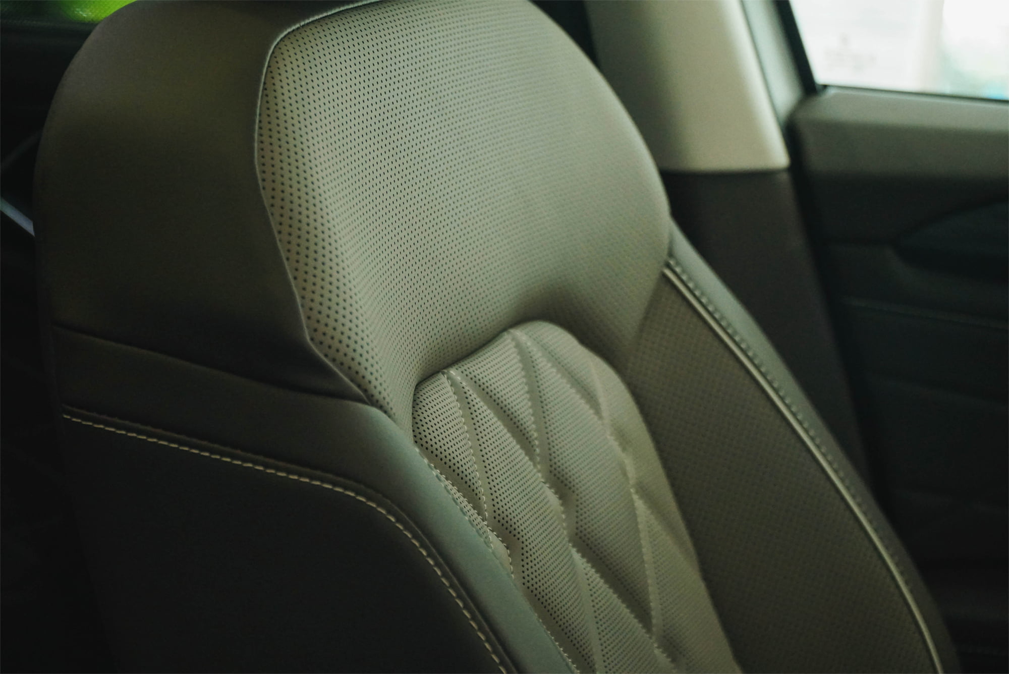 Đầu tiên gây ấn tượng của hàng ghế thương gia của Volkswagen Viloran chính là chất liệu da cao cấp.