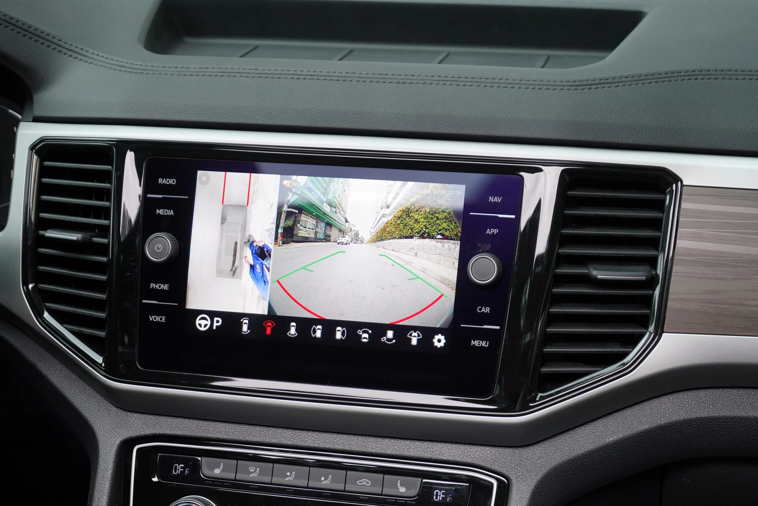 KHUYẾN MÃI SUV VOLKSWAGEN | BÁO GIÁ SUV VOLKSWAGEN 2025 28 Volkswagen Teramont Limited Edition 36 scaled.jpg