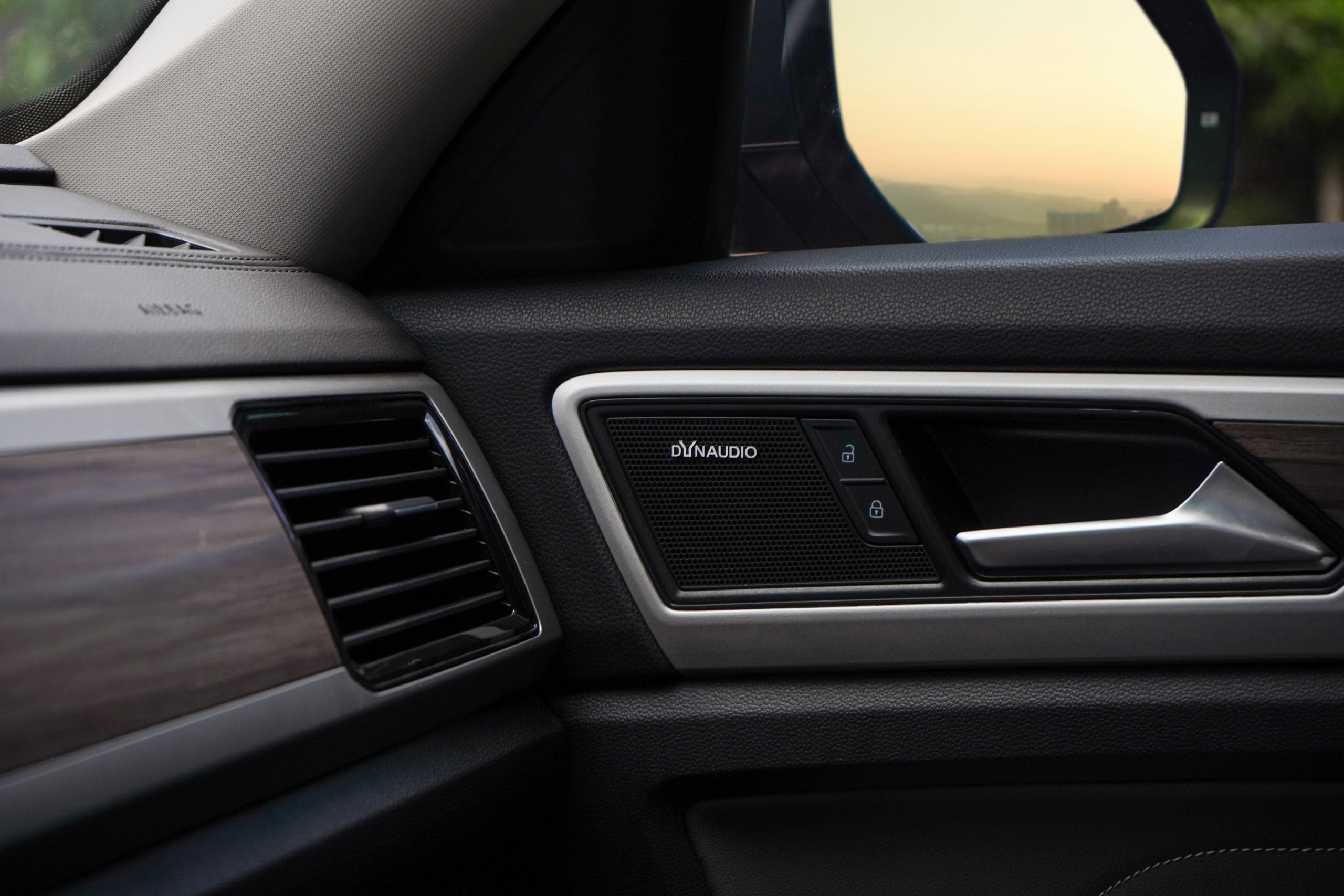 Một trong những nâng cấp đáng giá nhất của Volkswagen Teramont Limited Edition là hệ thống âm thanh Dynaudio