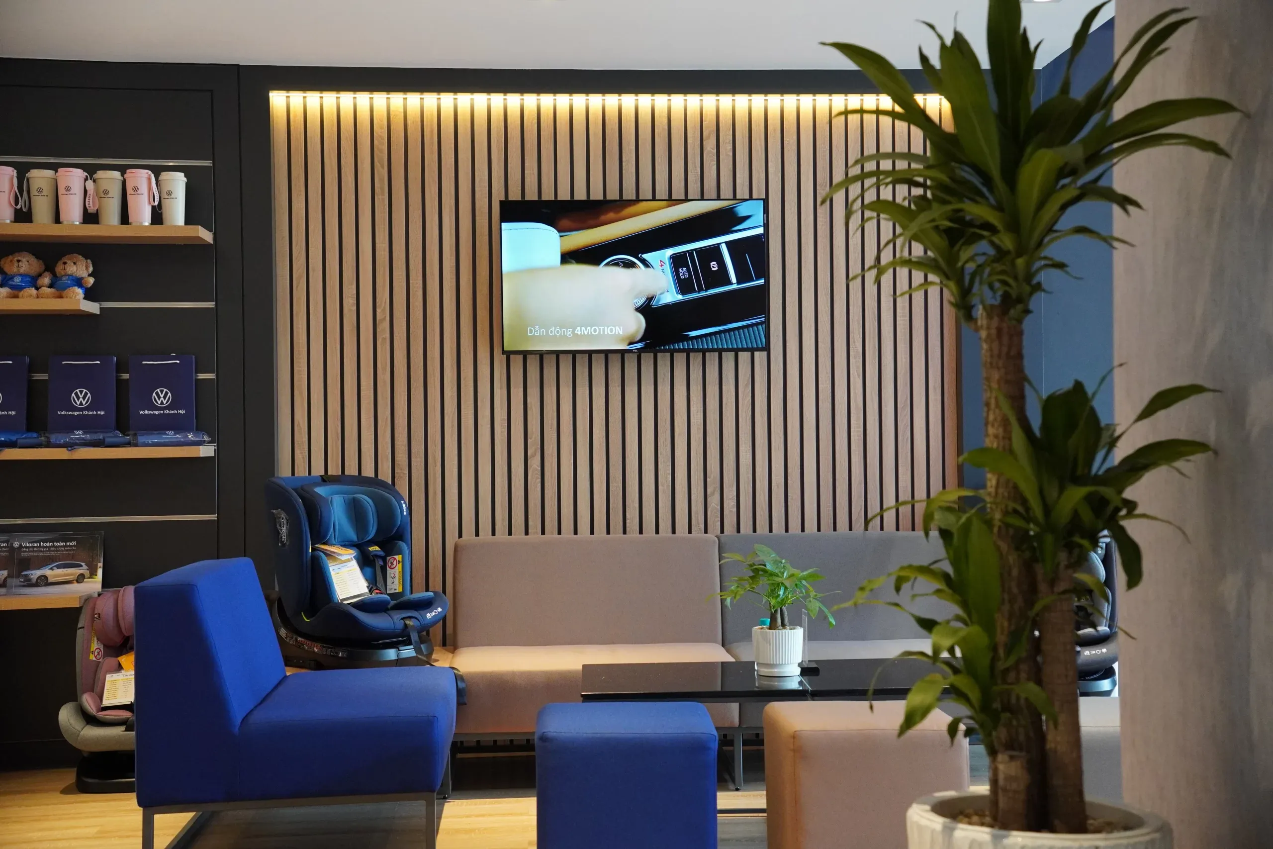 Volkswagen Urban Store Khánh Hội - Showroom Tiêu Chuẩn Toàn Cầu Mới Nhất Tại TP. Hồ Chí Minh 6 VW 08440 scaled