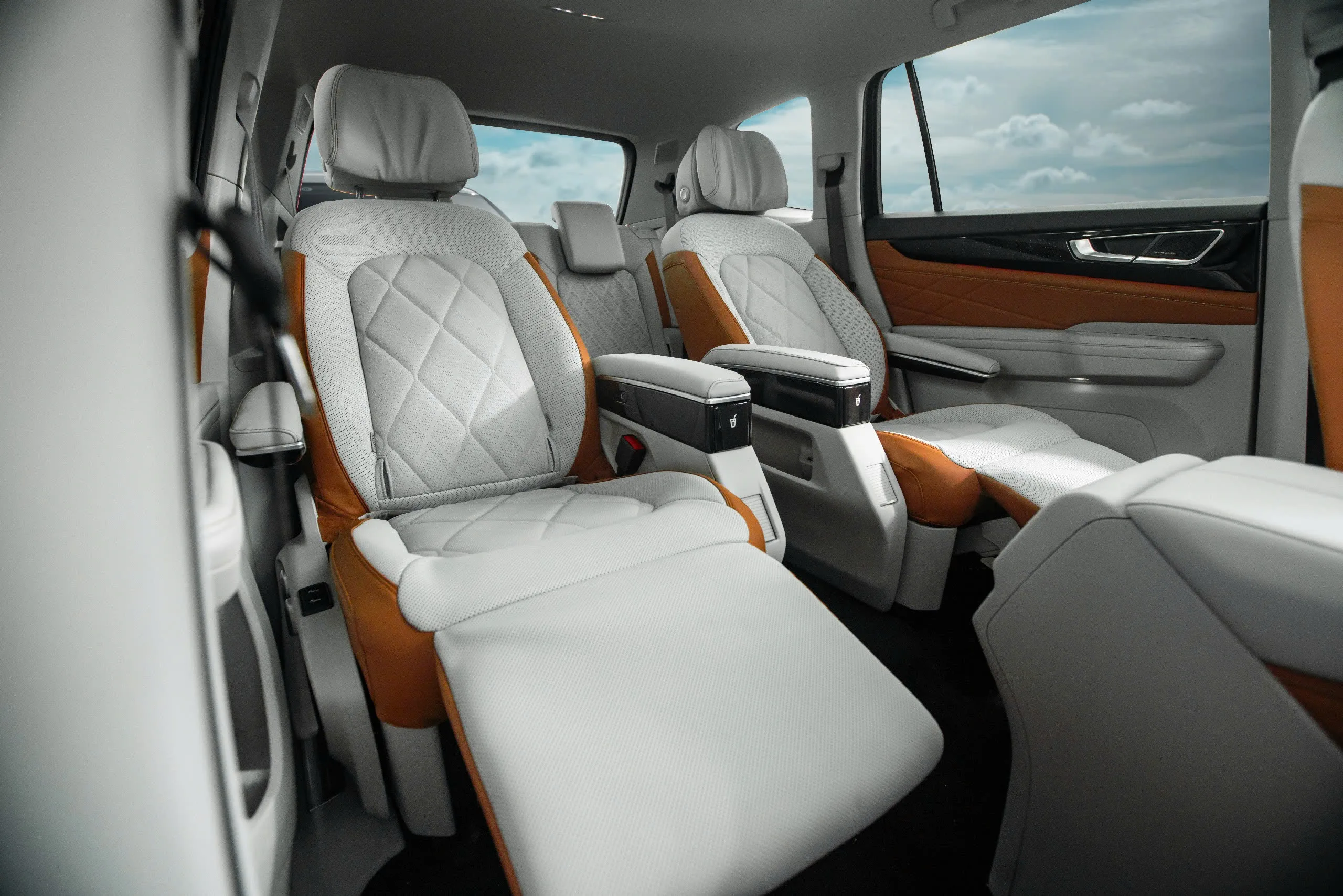 Hàng ghế thứ hai của Teramont President 2025 được thiết kế với ghế ngồi độc lập, bệ đỡ chân chỉnh điện, chức năng ngả lưng linh hoạt và hệ thống massage hiện đại, giúp hành khách thư giãn tuyệt đối.